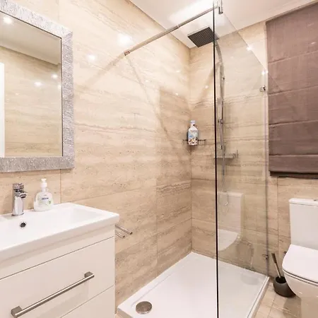 Lavish Seafront * סליאמה